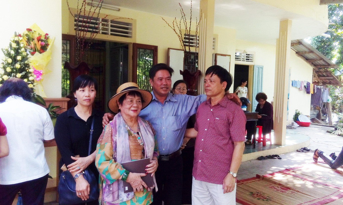 Đạo diễn Nguyễn Thị Xuân Phượng (người đội mũ) trong một lần trở lại Vĩnh Linh, Quảng Trị Ảnh: Phạm Xuân Dũng