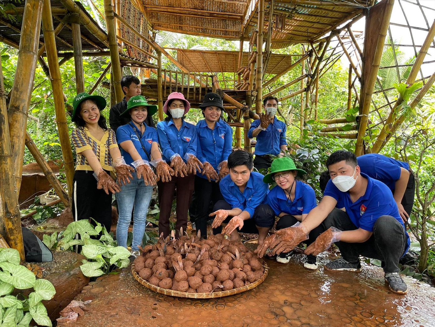Nhóm bạn trẻ làm “Bom hạt giống” Ảnh: H.T