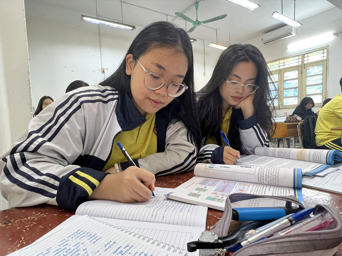 Học sinh lớp 12 Trường THPT Việt Đức (Hà Nội) trong giờ học sáng 28/11 Ảnh: Hà Linh Học sinh lớp 12 Trường THPT Việt Đức (Hà Nội) trong giờ học sáng 28/11 Ảnh: Hà Linh