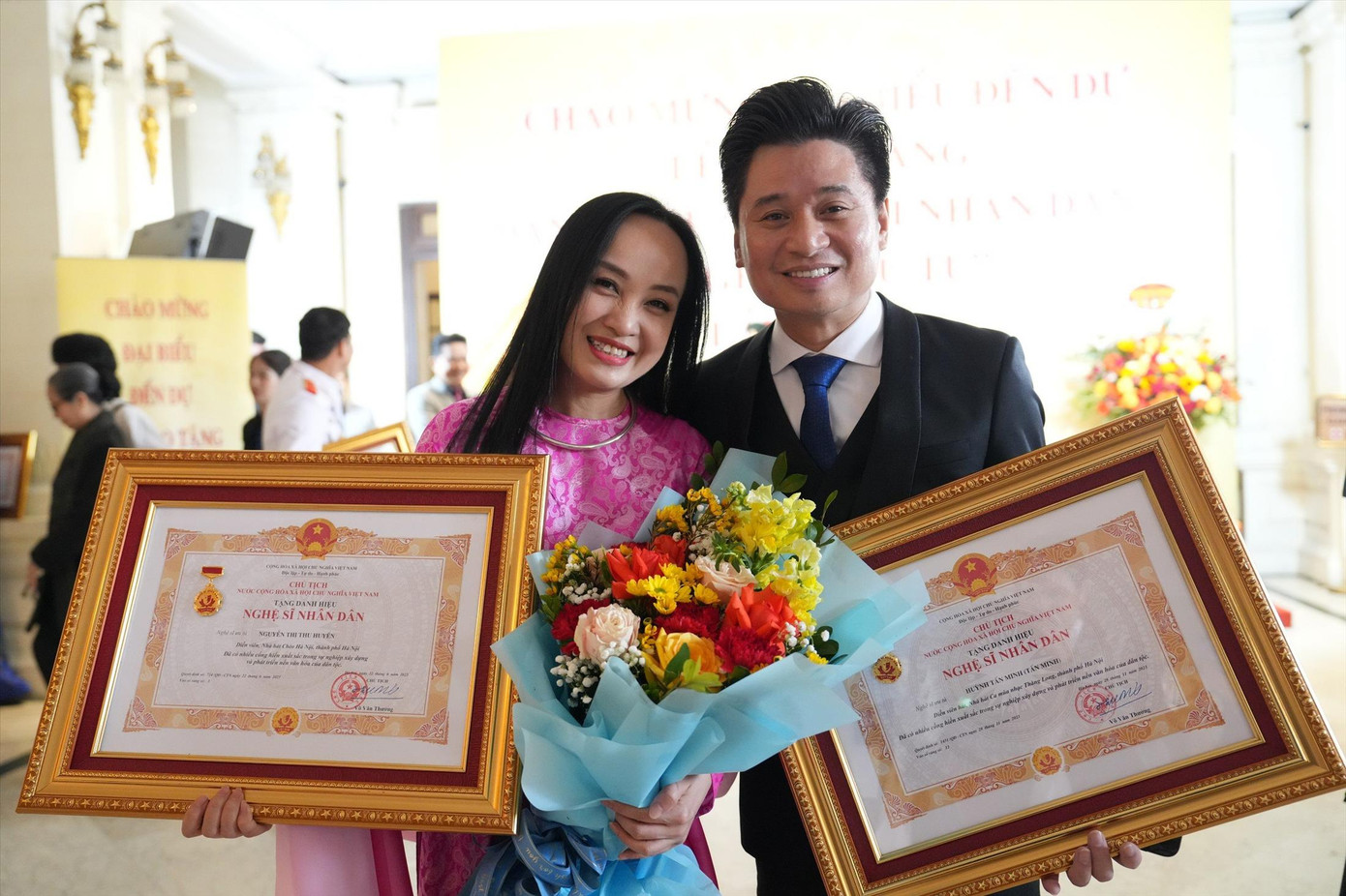 Vợ chồng nghệ sĩ Tấn Minh - Thu Huyền cùng nhận danh hiệu NSND Ảnh: LẠI TẤN Vợ chồng nghệ sĩ Tấn Minh - Thu Huyền cùng nhận danh hiệu NSND Ảnh: LẠI TẤN