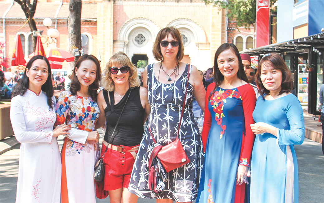 Phụ nữ và áo dài cùng khách du lịch nước ngoài ở đường sách TPHCM ngày nay Ảnh: Đại Dương