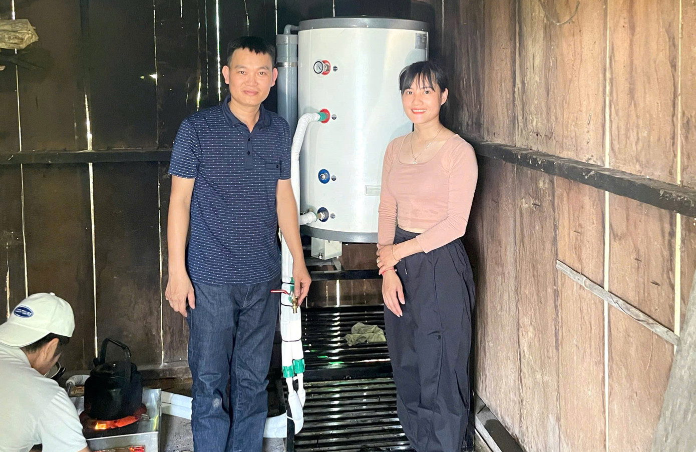 Hệ thống bếp củi tạo nước nóng được anh Kiều trao tặng, lắp đặt miễn phí cho cô trò điểm trường Răng Chuỗi, xã Trà Tập, huyện miền núi Nam Trà My