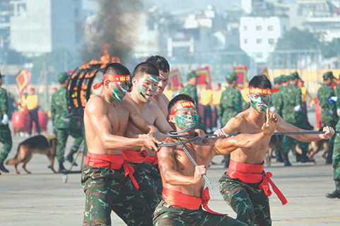 Quấn 2 sợi thép phi 10 quanh cổ.