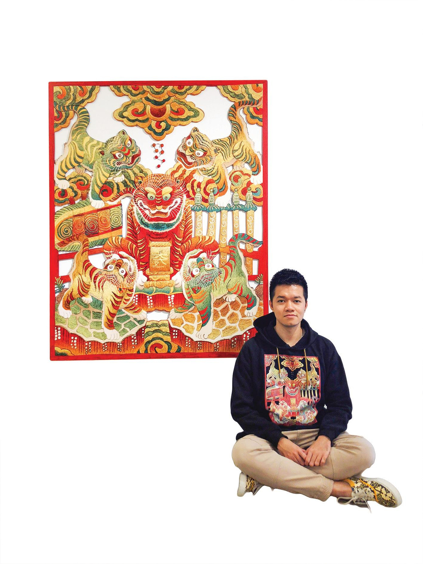 Xuân Lam mặc áo Ngũ hổ bên tranh Ngũ hổ tại Bảo tàng Phụ Nữ Việt Nam tháng 12/2019 - Ảnh: NVCC