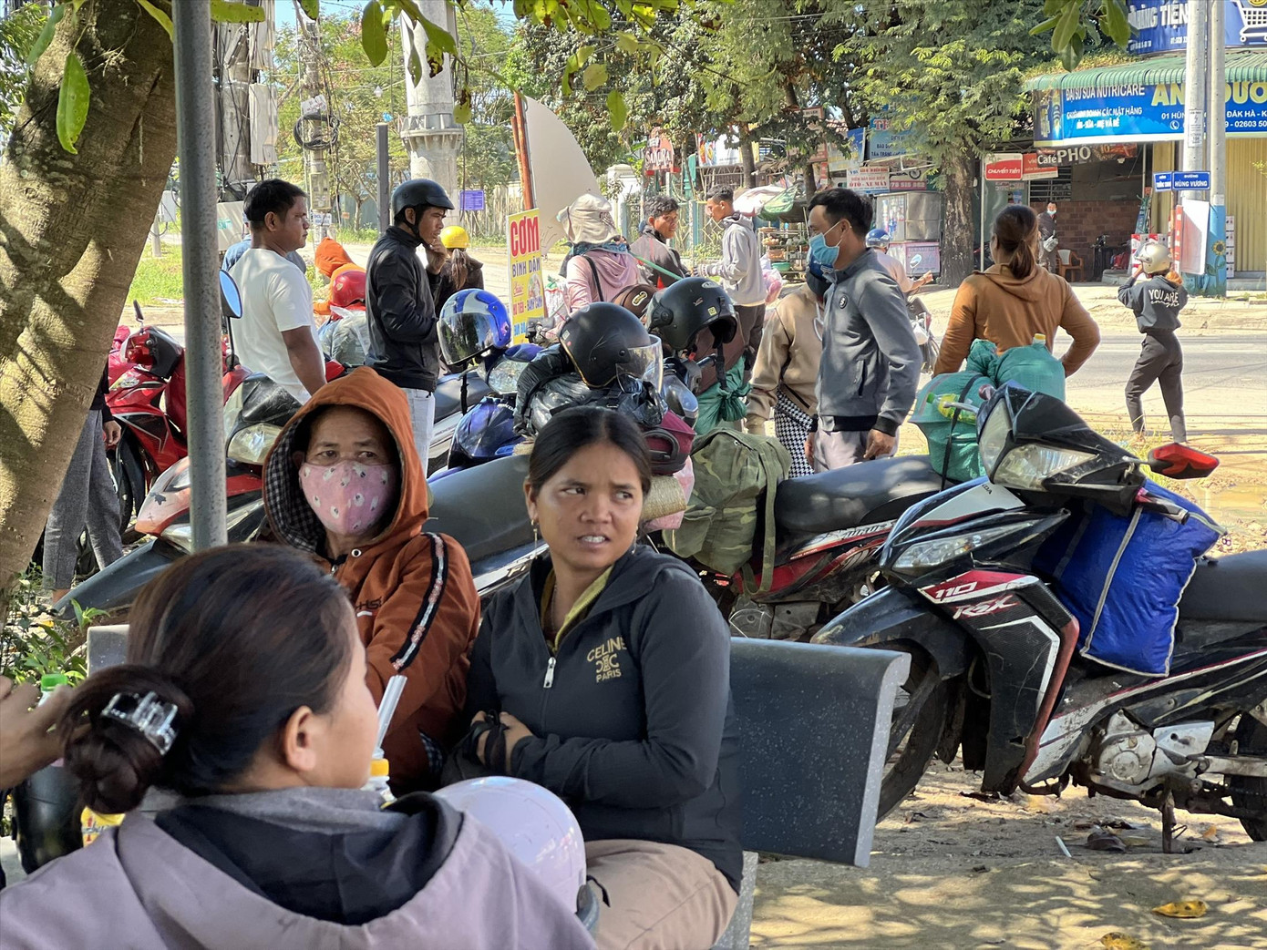 Đông đúc chợ lao động tại huyện Đăk Hà