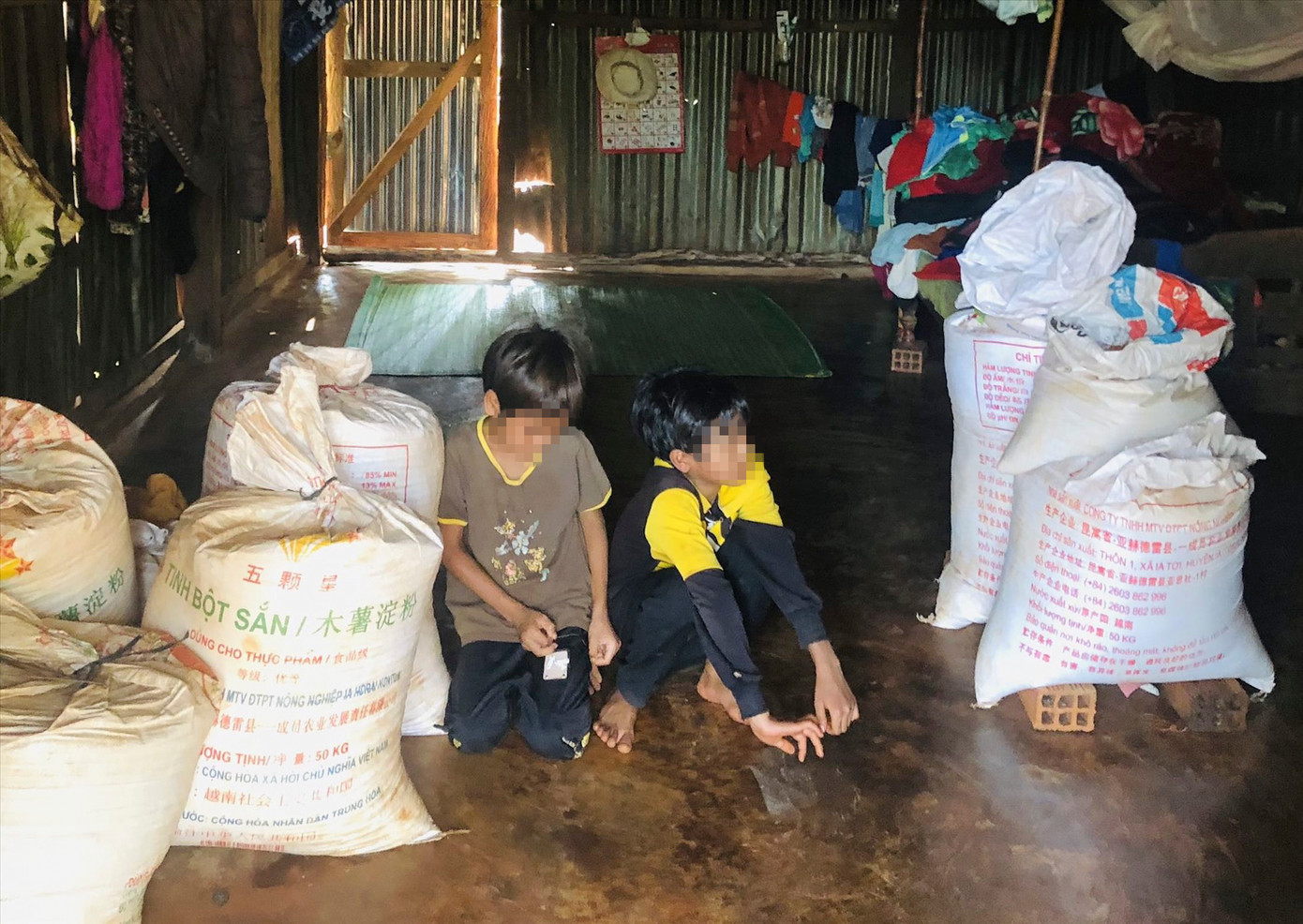 Hai đứa trẻ có bố đi xa, lúc nào cũng buồn Hai đứa trẻ có bố đi xa, lúc nào cũng buồn