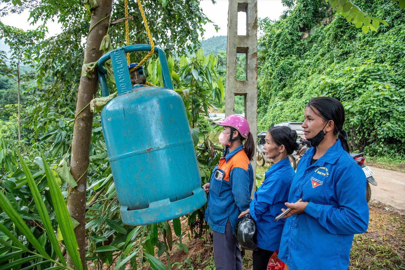 Chiếc vỏ bình gas trở thành kẻng báo động treo ở các khu dân cư. Ảnh: Văn Chương.