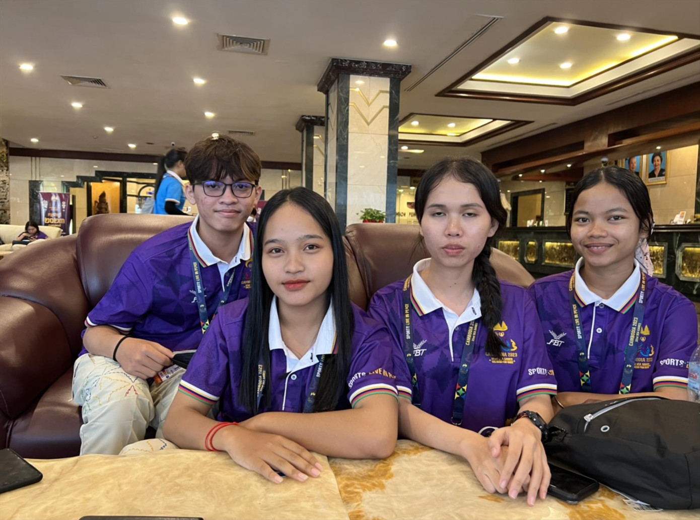 Sreyna, Chikhun và các bạn hào hứng với vai trò tình nguyện viên SEA Games 32 Ảnh: Tiểu Phùng