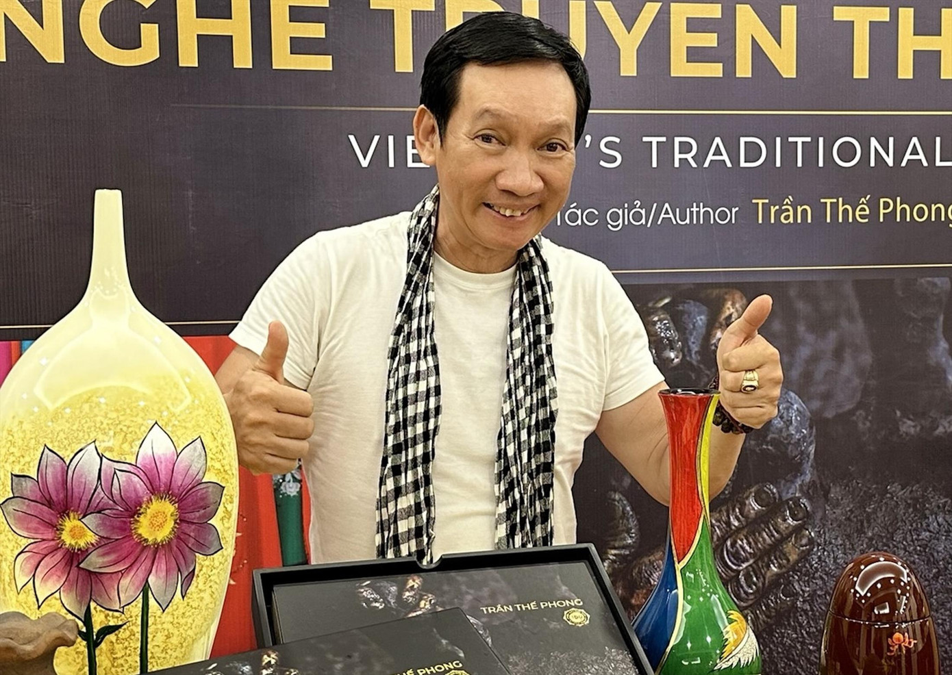 Tác giả Trần Thế Phong tại lễ triển lãm và ra mắt sách