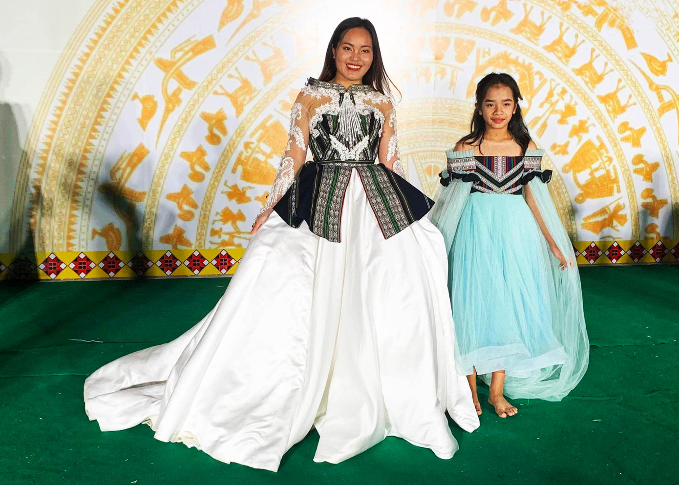 Sơn nữ K’Ho diện váy cưới của NTK K’Jona.