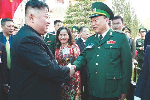 Đại tá Lê Quang Đạo - Chỉ huy trưởng Bộ CHBP tỉnh Lạng Sơn chào đón Chủ tịch Triều Tiên Kim Jong Un tại ga Đồng Đăng. Ảnh: Duy Chiến Đại tá Lê Quang Đạo - Chỉ huy trưởng Bộ CHBP tỉnh Lạng Sơn chào đón Chủ tịch Triều Tiên Kim Jong Un tại ga Đồng Đăng. Ảnh: Duy Chiến