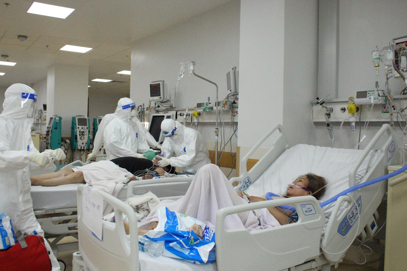 Điều trị bệnh nhân COVID tại TPHCM Ảnh: Vân Sơn Điều trị bệnh nhân COVID tại TPHCM Ảnh: Vân Sơn