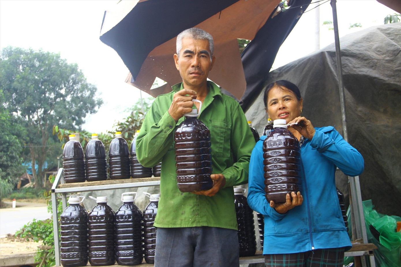 Mật sẽ được người dân đóng can rồi tiêu thụ khắp các tỉnh, thành.