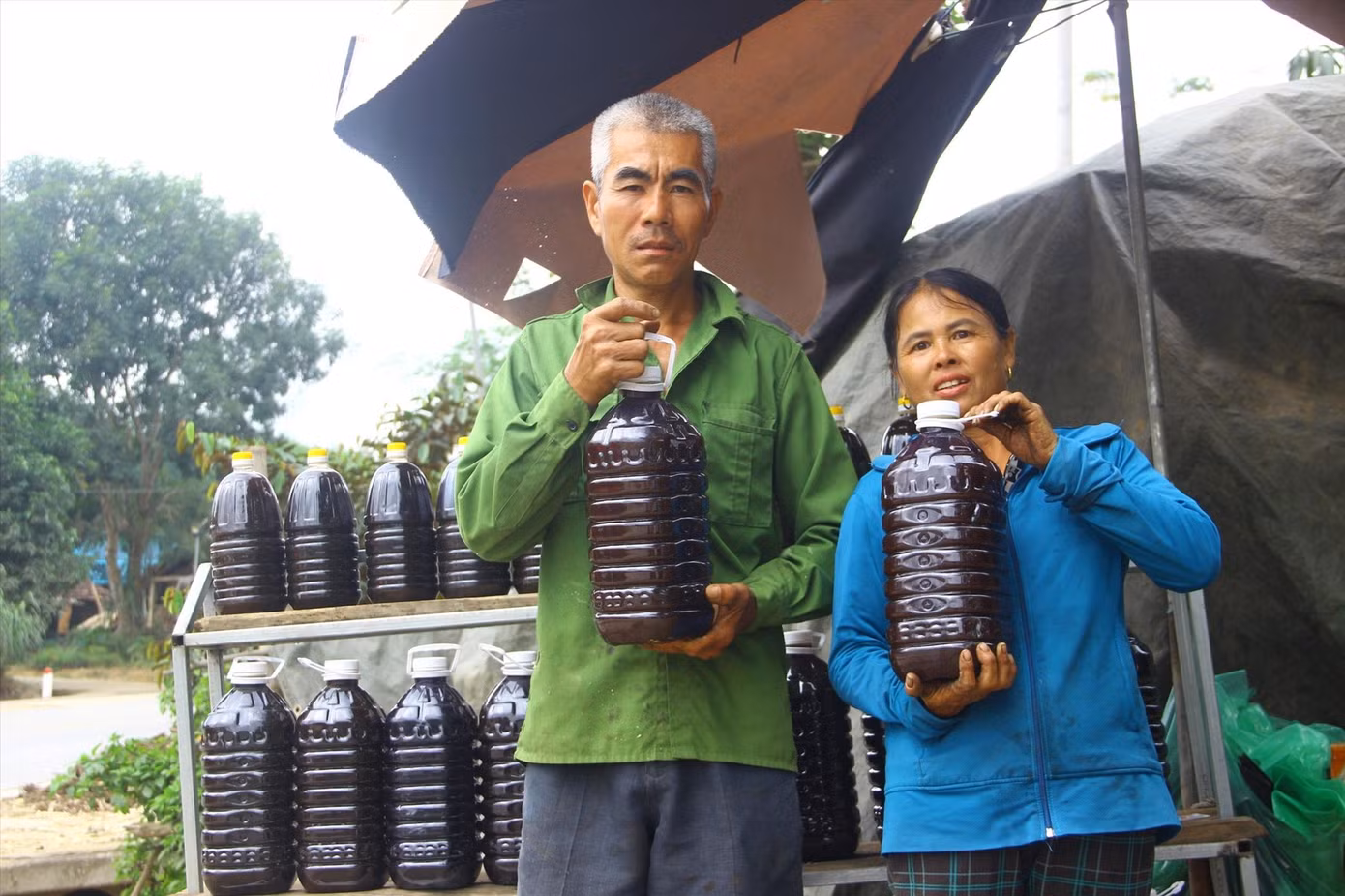 Mật sẽ được người dân đóng can rồi tiêu thụ khắp các tỉnh, thành.
