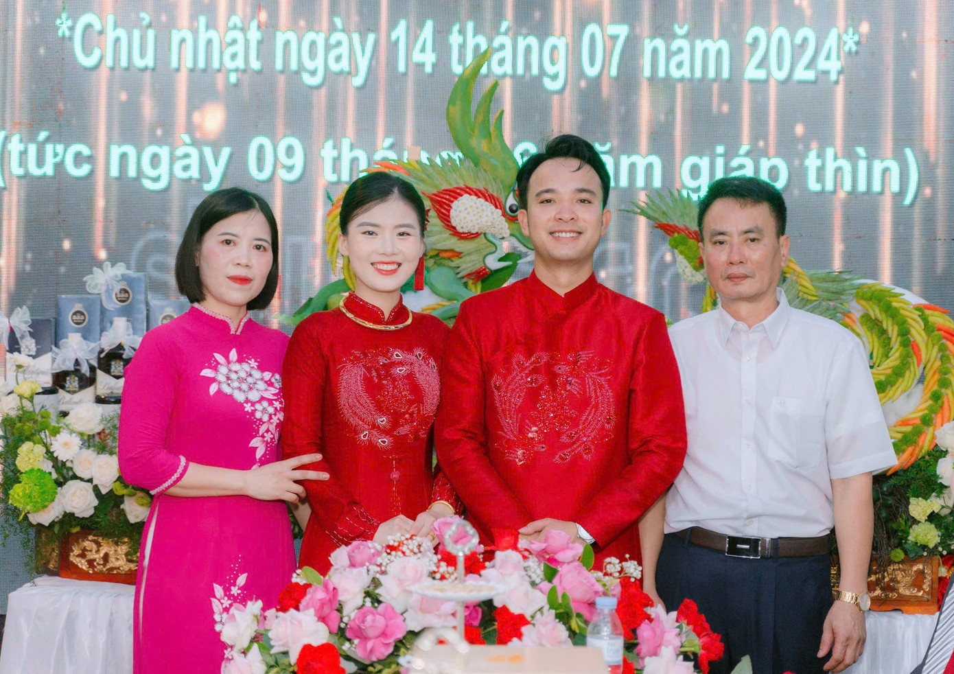 Anh Tùng và chị Hồng hạnh phúc ngày con gái về nhà chồng