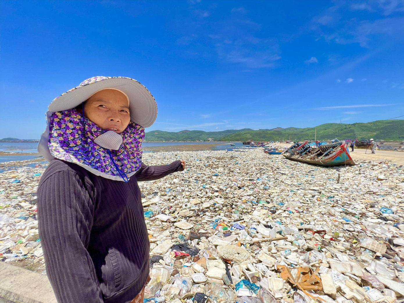 Bà Trần Thị Đào lo lắng rác ùn ứ sẽ gây ảnh hưởng đến mạch nước ngầm. Ảnh: Nguyễn Ngọc