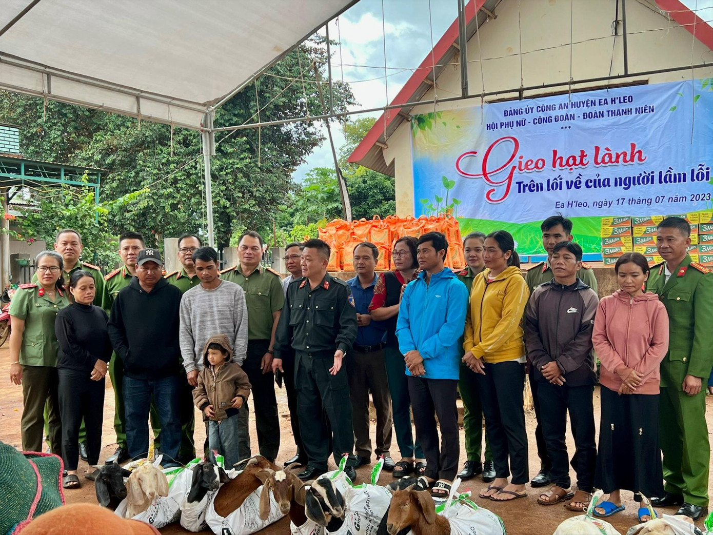 Công an huyện Ea H’leo tặng nhiều suất quà, dê cho các trường hợp vượt biên trái phép, mãn hạn tù trở về