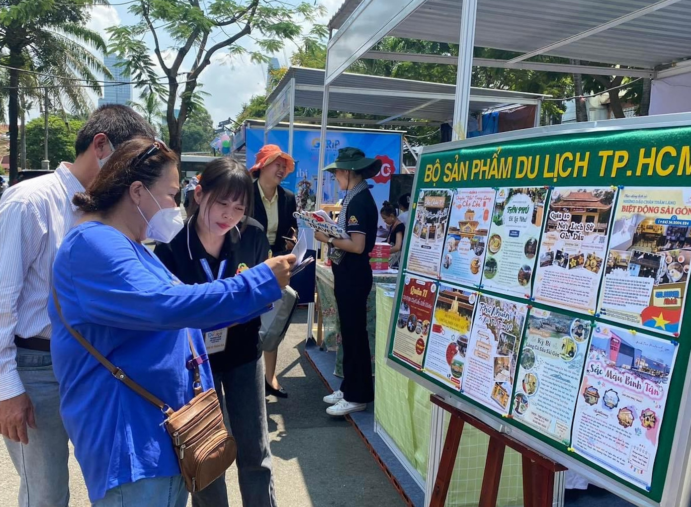 Du khách tìm hiểu tour tại Ngày hội Du lịch