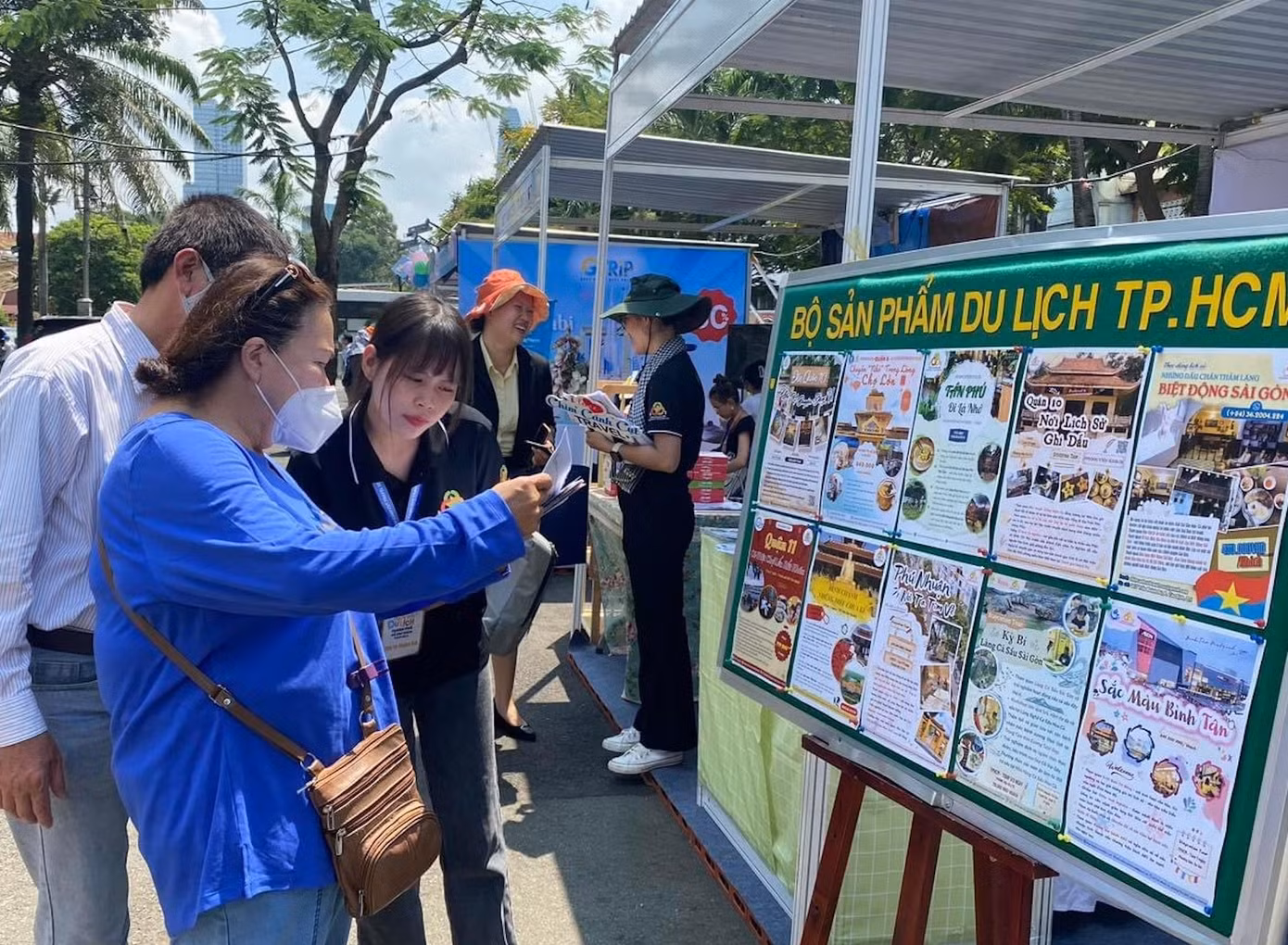 Du khách tìm hiểu tour tại Ngày hội Du lịch Du khách tìm hiểu tour tại Ngày hội Du lịch