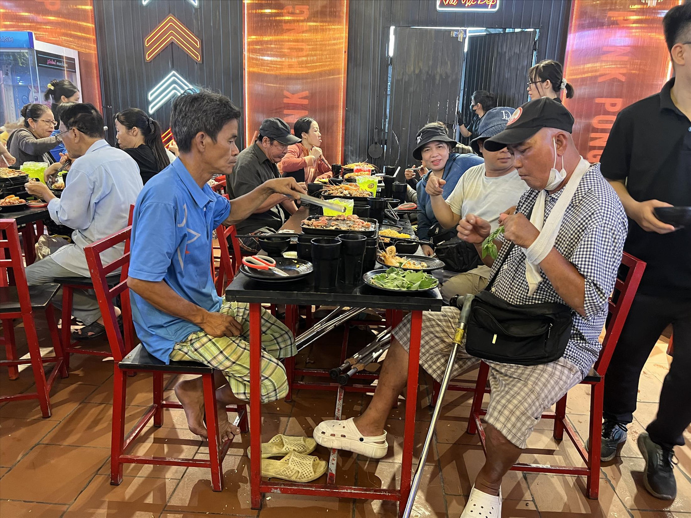 Cơm treo, bún treo cho người cần – mô hình đang được nhiều quán ăn tại TPHCM thực hiện. Ảnh: U.P. Cơm treo, bún treo cho người cần – mô hình đang được nhiều quán ăn tại TPHCM thực hiện. Ảnh: U.P.