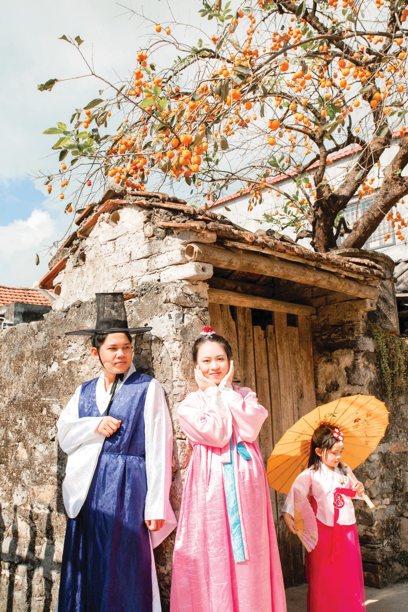 Gia đình có cây hồng ở Ninh Bình nhanh nhạy cho du khách thuê trang phục Hàn Quốc để chụp ảnh Ảnh: Thanh Huyền