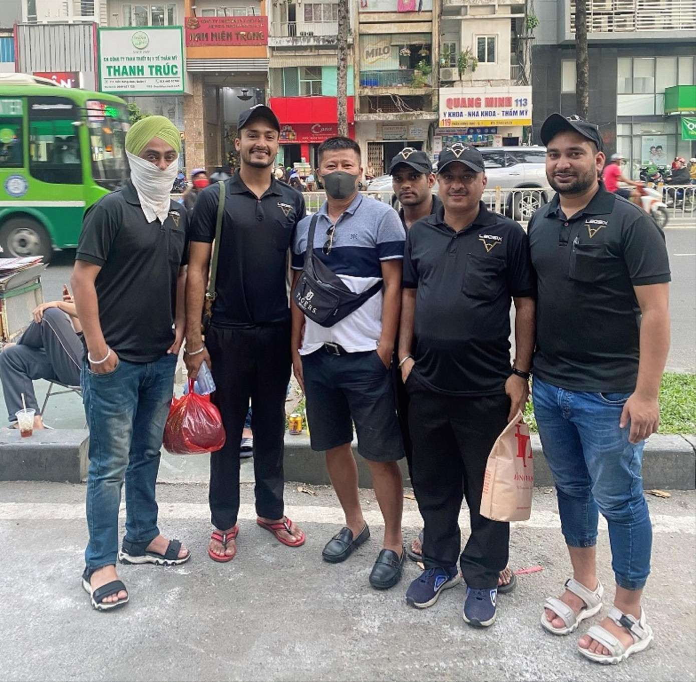 Anh Trần Thiện Phương (áo sáng màu) đã hỗ trợ 6 người ngoại quốc trong mùa dịch