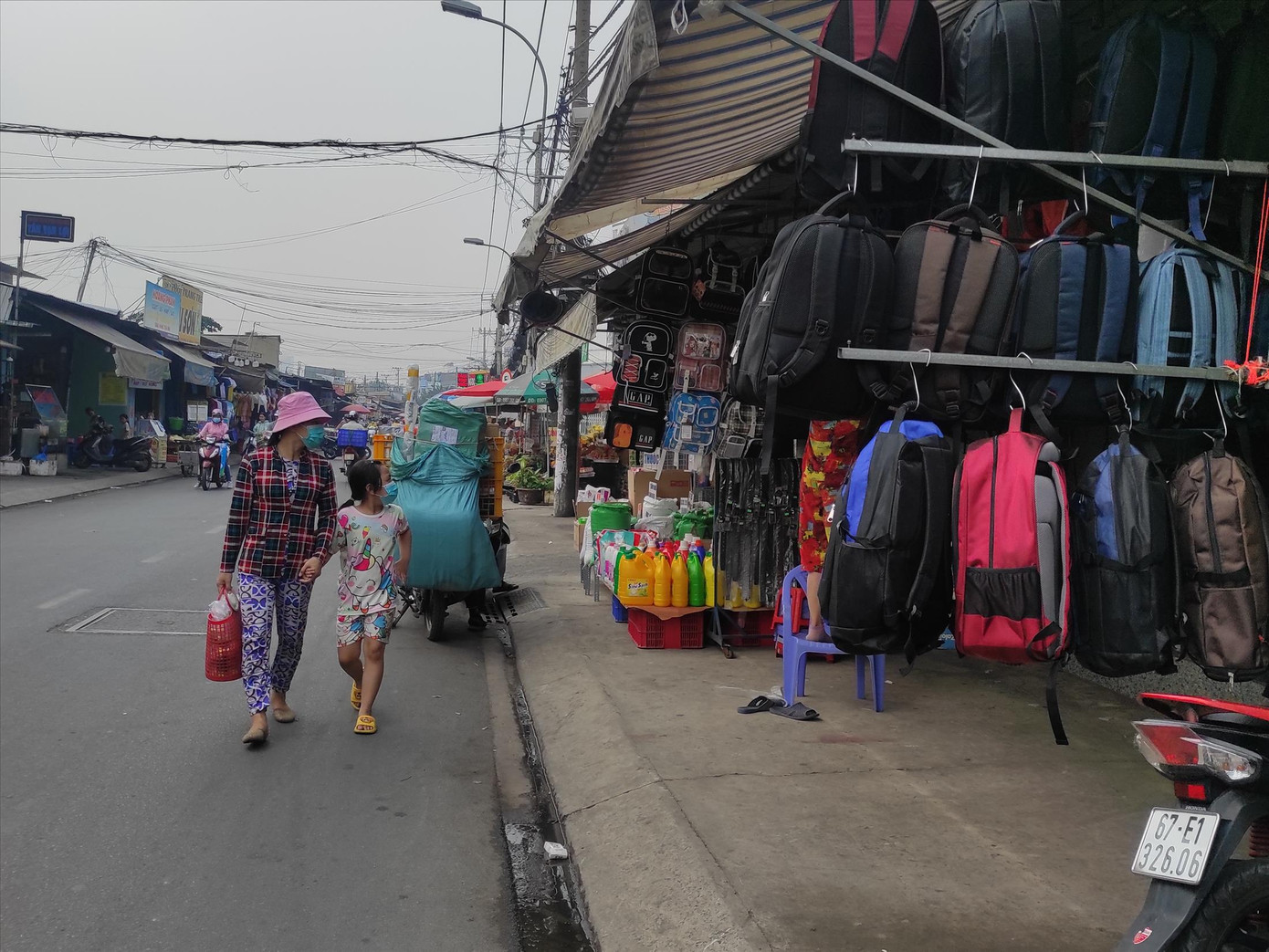 Vỉa hè đường An Dương Vương, phường An Lạc, quận Bình Tân bị chiếm dụng, đẩy người đi bộ xuống đường Ảnh H.H Vỉa hè đường An Dương Vương, phường An Lạc, quận Bình Tân bị chiếm dụng, đẩy người đi bộ xuống đường Ảnh H.H