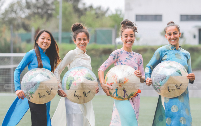 Đồng đội của Huỳnh Như ở Lank FC vui vẻ diện trang phục áo dài Việt Nam Đồng đội của Huỳnh Như ở Lank FC vui vẻ diện trang phục áo dài Việt Nam