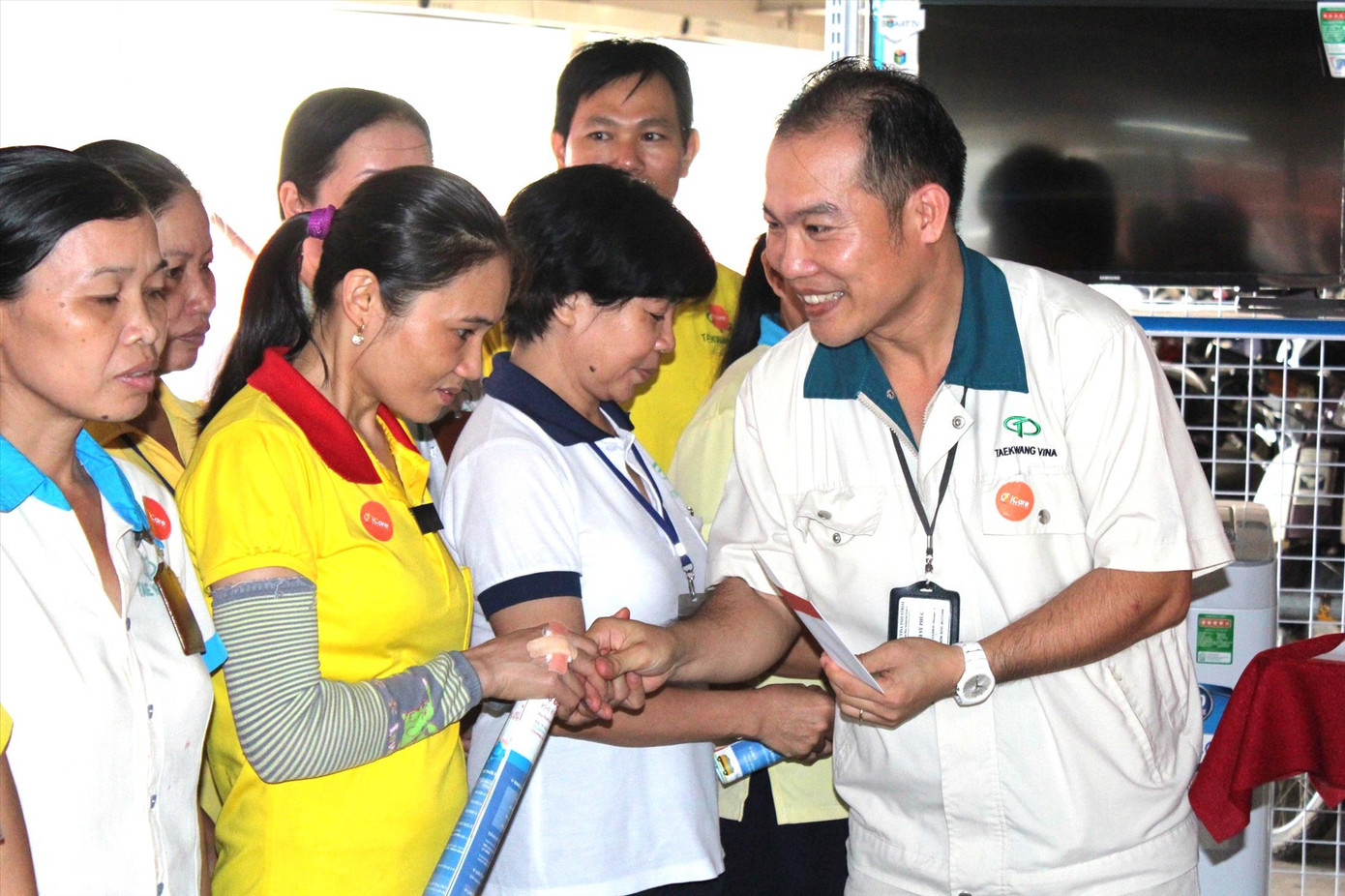 Công nhân Công ty CP TKG Taekwang Vina nhận quà. Ảnh: M.T