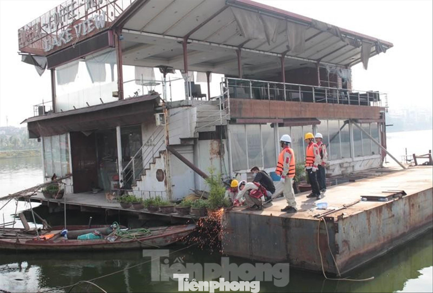 Đợt di dời du thuyền khỏi hồ Tây cuối năm 2022