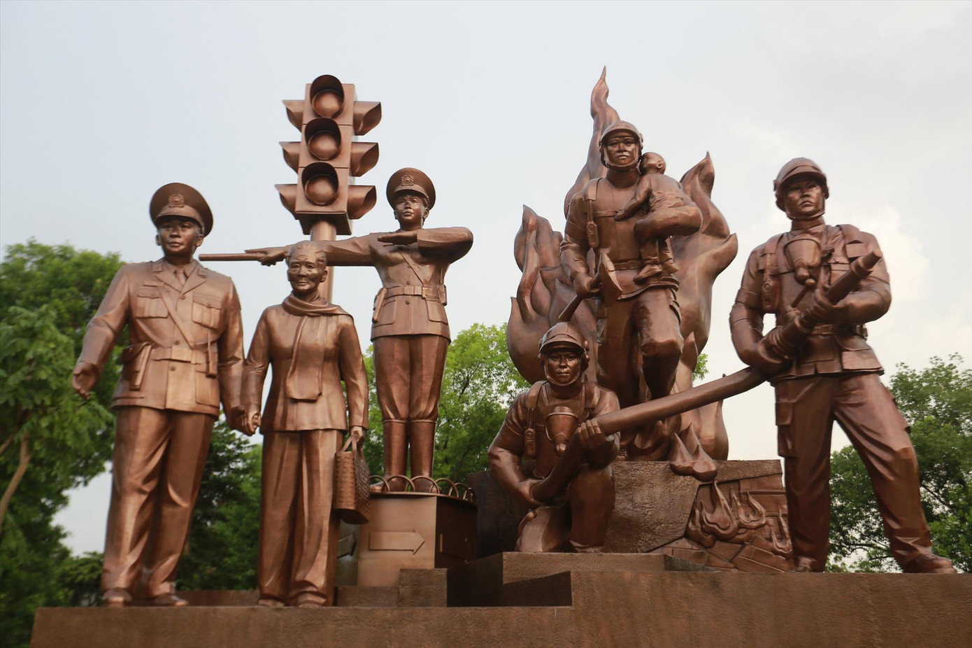 Cụm tượng đài đang được gấp rút hoàn thành cho kịp ngày khánh thành 20/7 và sau đó sẽ tiếp tục được hoàn thiện. Ảnh: Hoàng Mạnh Thắng