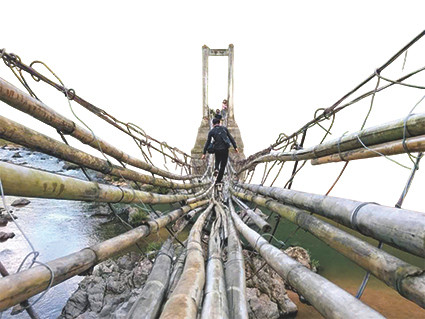 PV Nguyễn Ngọc đang vào thôn Nước Mù để tác nghiệp PV Nguyễn Ngọc đang vào thôn Nước Mù để tác nghiệp