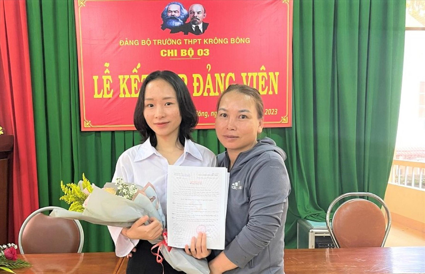 Linh cùng mẹ trong lễ kết nạp Đảng