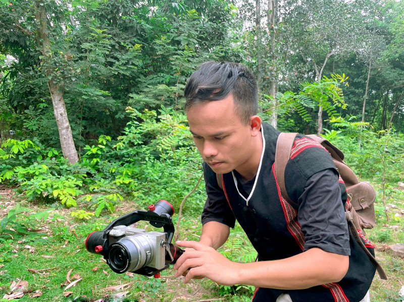 Hồ Tu Pông Ngởi đang thực hiện cảnh quay về môi trường ở Trường Sơn