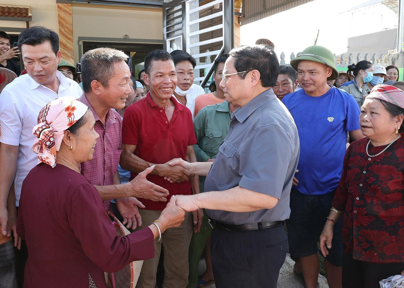 Thủ tướng Phạm Minh Chính thăm hỏi người dân khu tái định cư dự án Cảng hàng không Sa Pa tại xã Cam Cọn, huyện Bảo Yên Thủ tướng Phạm Minh Chính thăm hỏi người dân khu tái định cư dự án Cảng hàng không Sa Pa tại xã Cam Cọn, huyện Bảo Yên