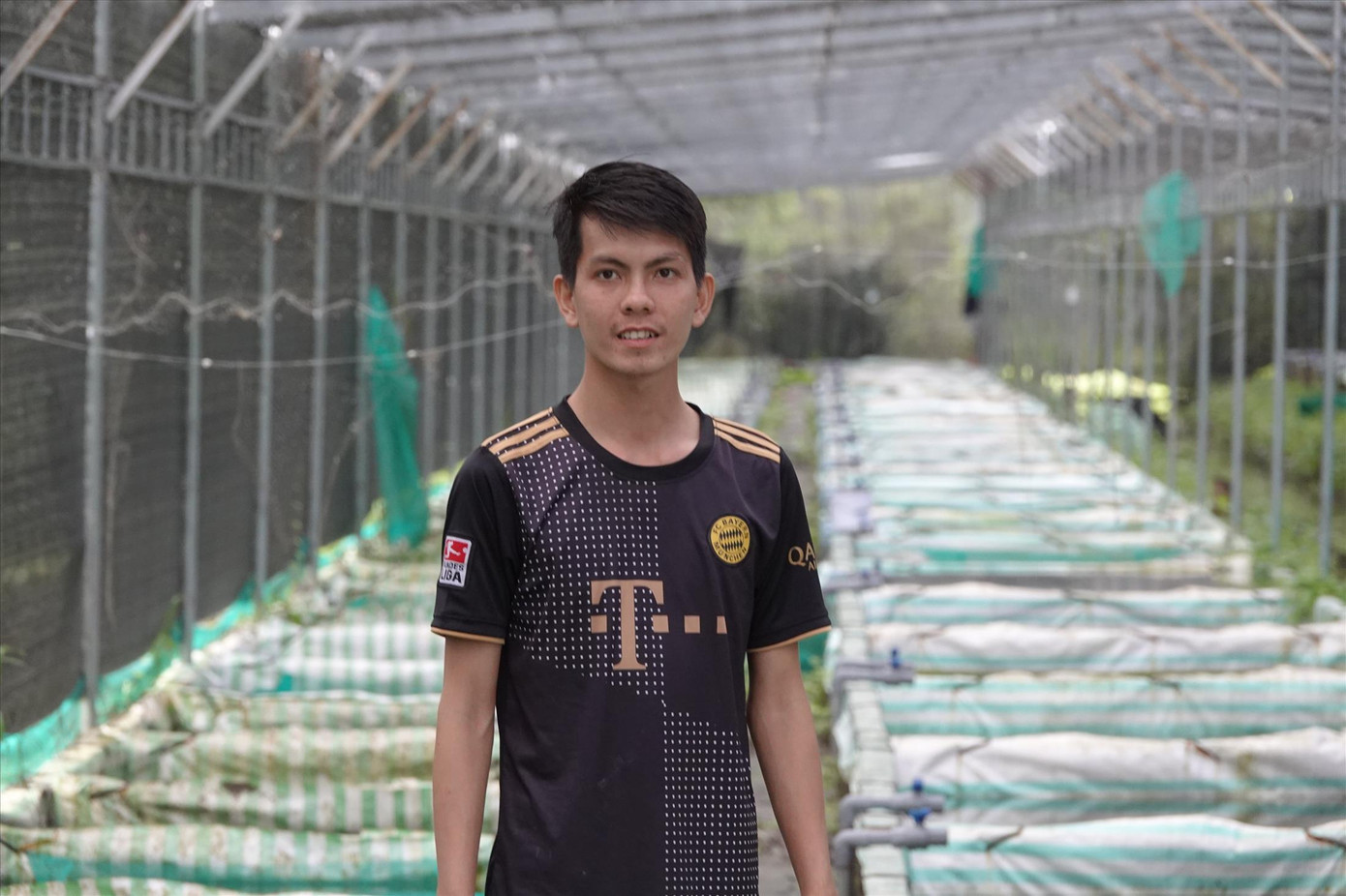 Anh Ngô Văn Minh Thanh chủ trang trại cá kiểng trẻ tuổi tại TP Cần Thơ. Ảnh: Kim Hà