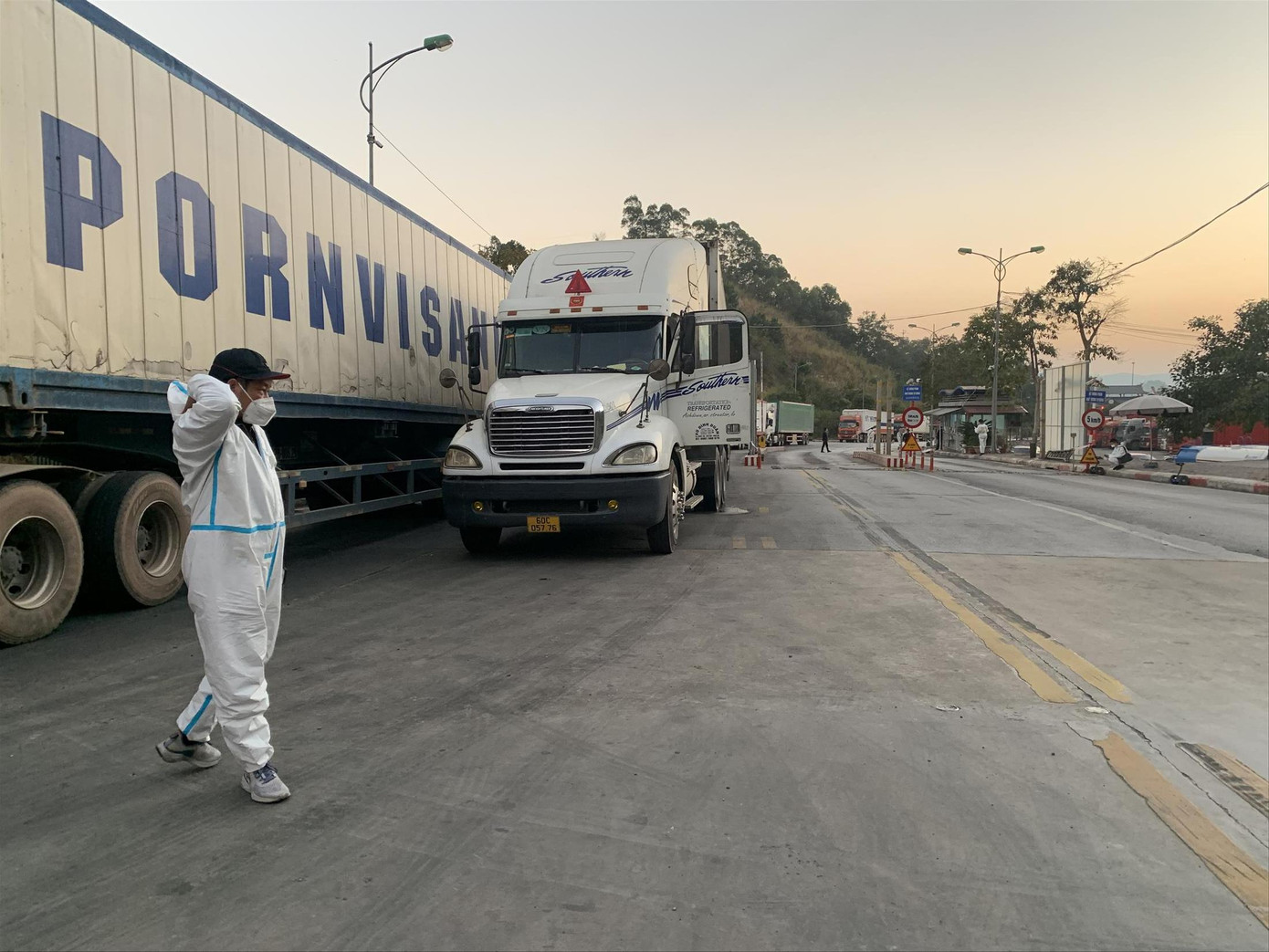 Hàng ở cửa khẩu Hữu Nghị xếp hàng dài chờ xuất khẩu Ảnh: Duy Chiến Hàng ở cửa khẩu Hữu Nghị xếp hàng dài chờ xuất khẩu Ảnh: Duy Chiến