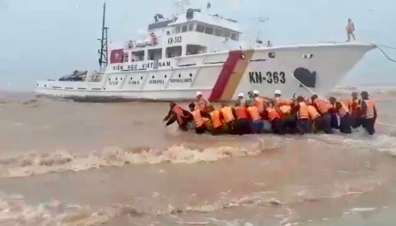 Tàu kiểm ngư tham gia cứu hộ tàu Vietship 01 gặp nạn Tàu kiểm ngư tham gia cứu hộ tàu Vietship 01 gặp nạn