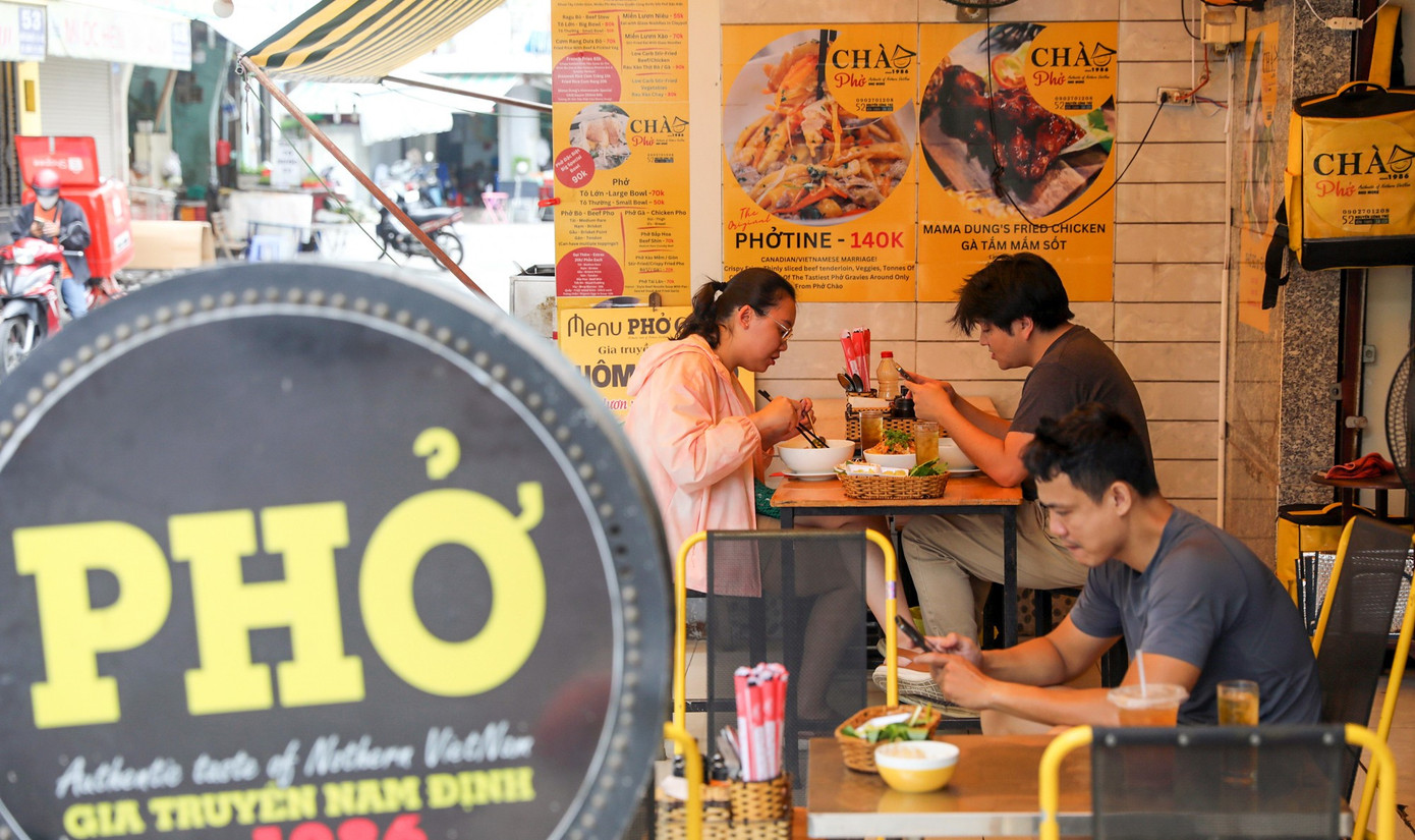 Bất chấp phản ứng của một số người, sau khi được gắn sao Michelin quán phở Chào (TPHCM) trở nên đông khách đột biến