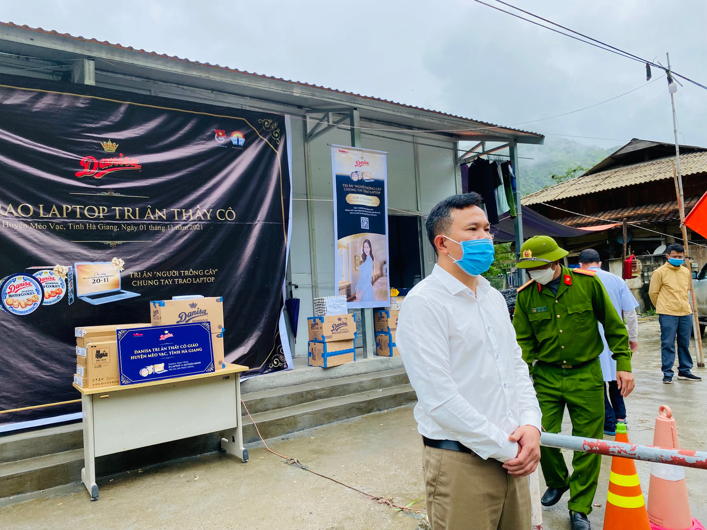 Khung cảnh nơi làm lễ trao laptop đáng nhớ nơi ranh giới hai tỉnh Cao Bằng – Hà Giang hai năm trước. Ảnh: Lê Xuân Sơn