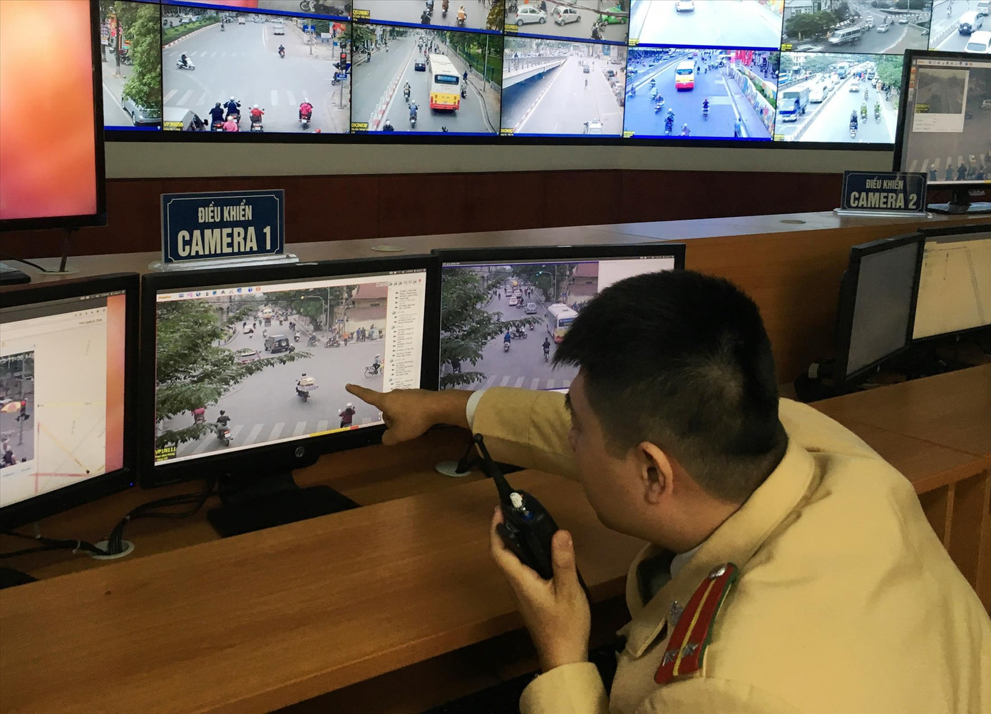 Một xe máy vượt đèn đỏ được CSGT phát hiện tại trung tâm điều khiển giao thông Hà Nội