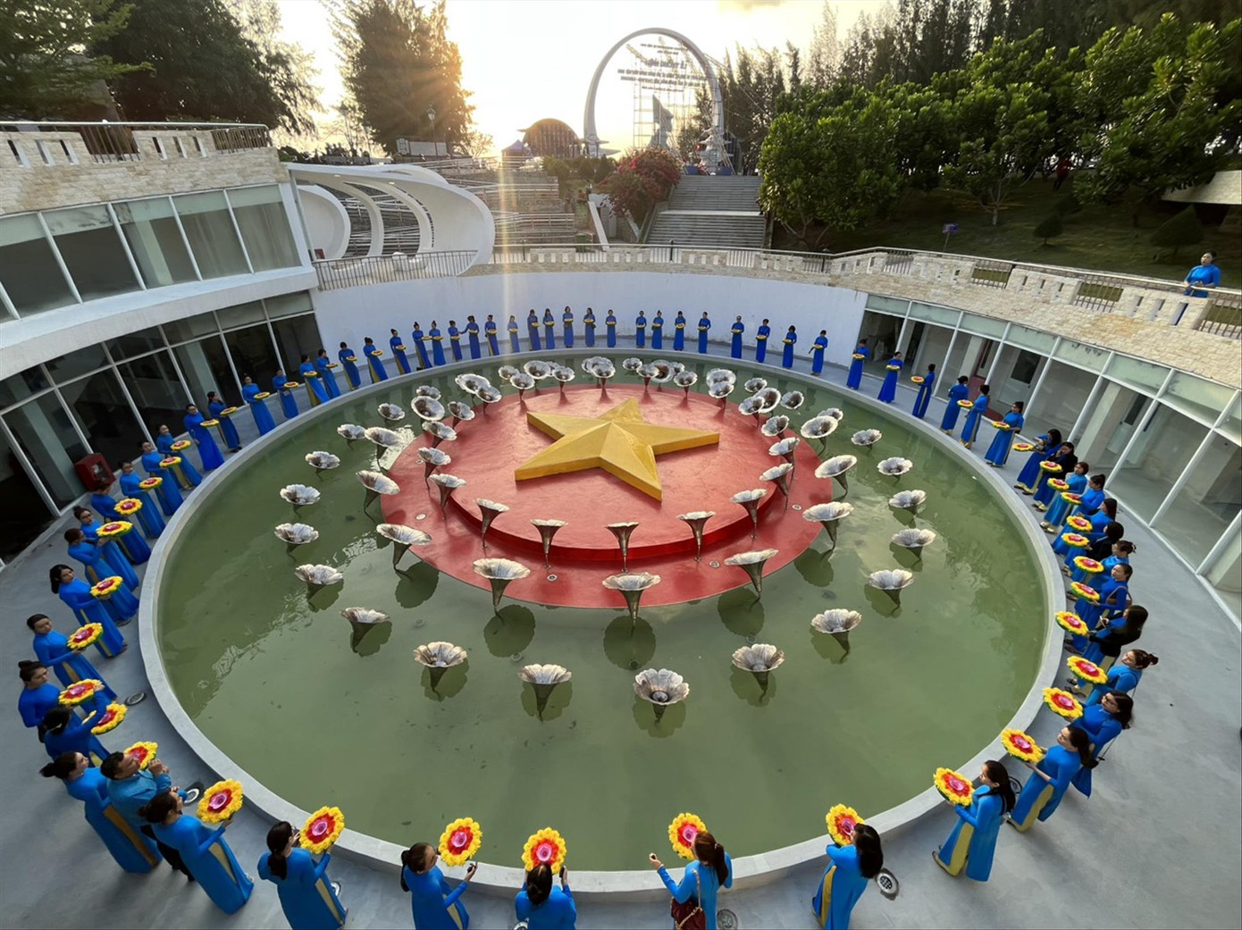 Thế hệ trẻ tỉnh Khánh Hoà dâng hoa tưởng niệm các chiến sĩ Gạc Ma tại Khu tưởng niệm Gạc Ma. Ảnh L.H Thế hệ trẻ tỉnh Khánh Hoà dâng hoa tưởng niệm các chiến sĩ Gạc Ma tại Khu tưởng niệm Gạc Ma. Ảnh L.H