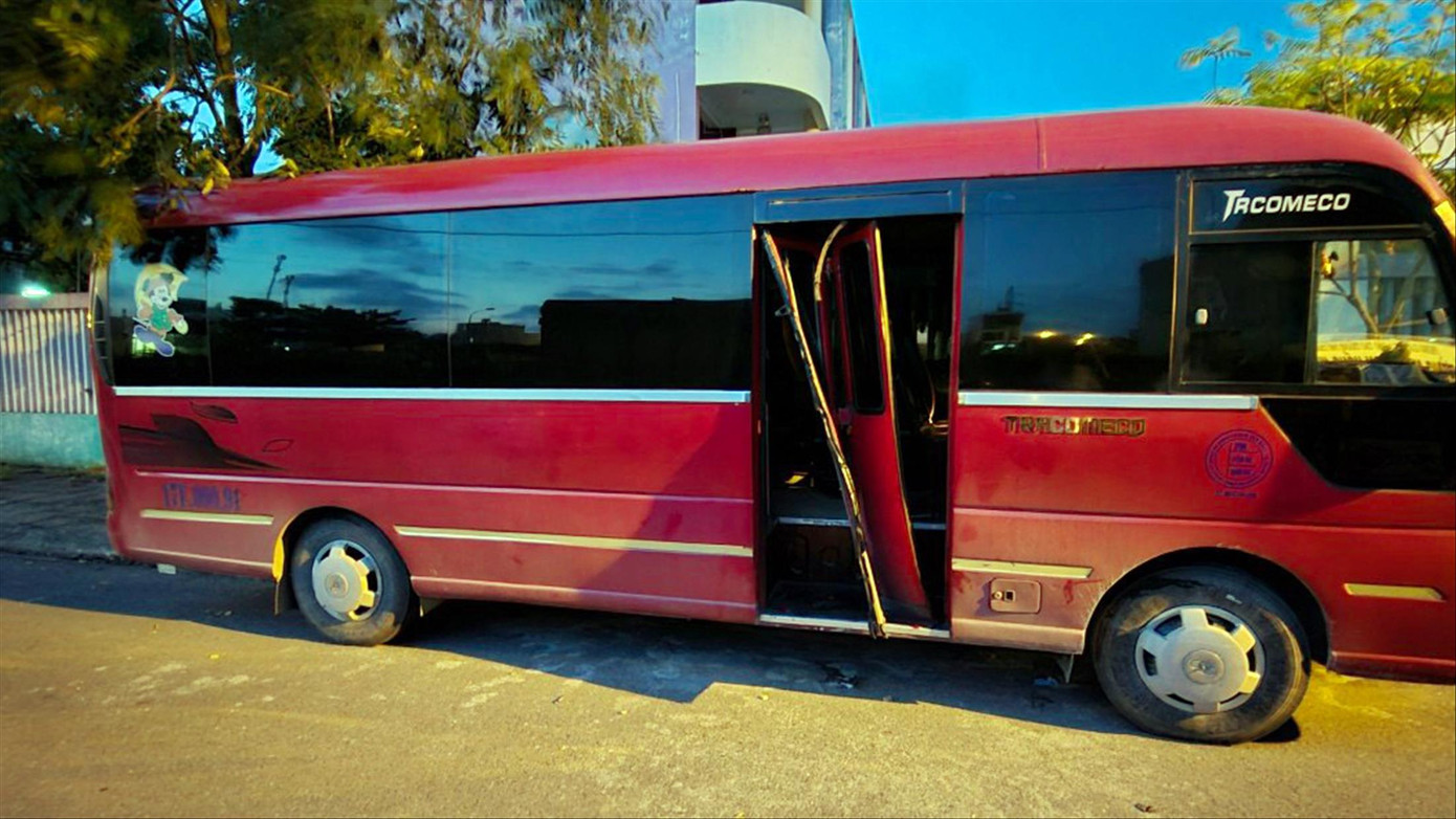 Xe ô tô đưa đón học sinh, nơi phát hiện bé trai bị bỏ quên nhiều giờ Xe ô tô đưa đón học sinh, nơi phát hiện bé trai bị bỏ quên nhiều giờ