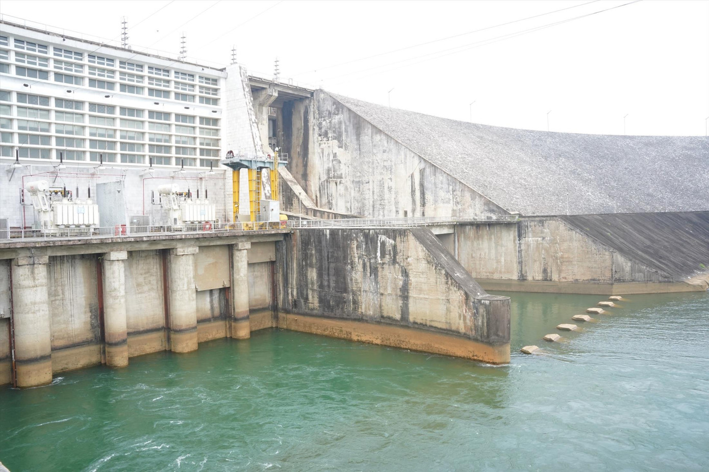 Thủy điện Thác Bà lượng nước trong hồ đã về mực nước chết và lần đầu tiên phải dừng 2 tổ máy Ảnh: Nguyễn Bằng Thủy điện Thác Bà lượng nước trong hồ đã về mực nước chết và lần đầu tiên phải dừng 2 tổ máy Ảnh: Nguyễn Bằng