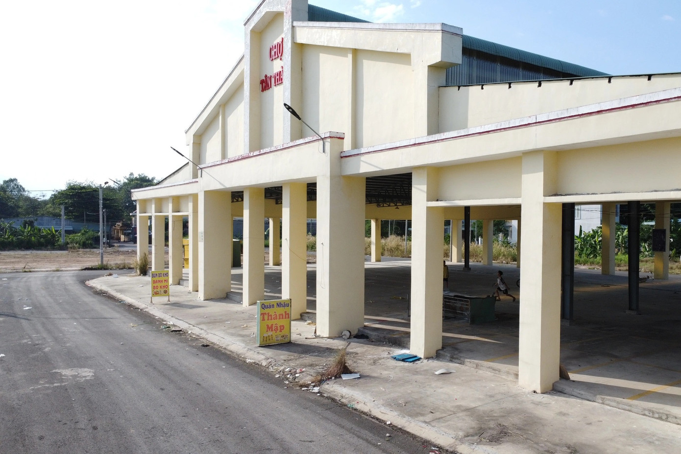 Chợ Tân Thành xây hàng chục tỷ đồng rồi bỏ hoang. Ảnh: H.C