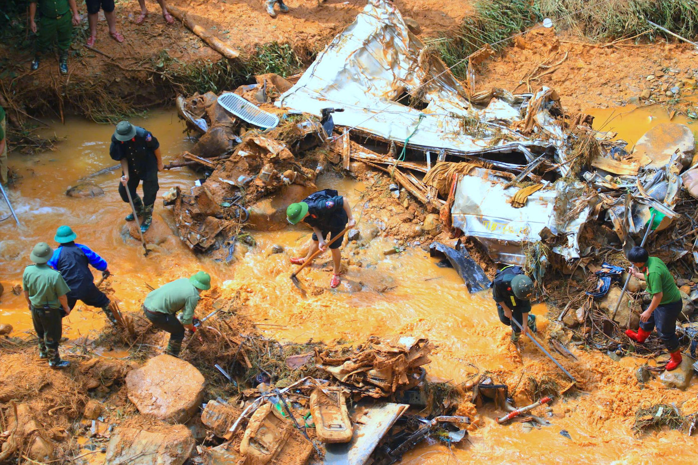 Lực lượng chức năng tìm kiếm nạn nhân trong vụ xe khách bị cuốn trôi ở suối Khuổi Ngọa (xã Ca Thành). Lực lượng chức năng tìm kiếm nạn nhân trong vụ xe khách bị cuốn trôi ở suối Khuổi Ngọa (xã Ca Thành).