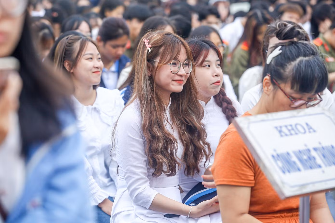 Sinh viên Trường ĐH Sư phạm Hà Nội trong lễ khai giảng năm học mới 2023 – 2024 Ảnh: Duy Phạm Sinh viên Trường ĐH Sư phạm Hà Nội trong lễ khai giảng năm học mới 2023 – 2024 Ảnh: Duy Phạm