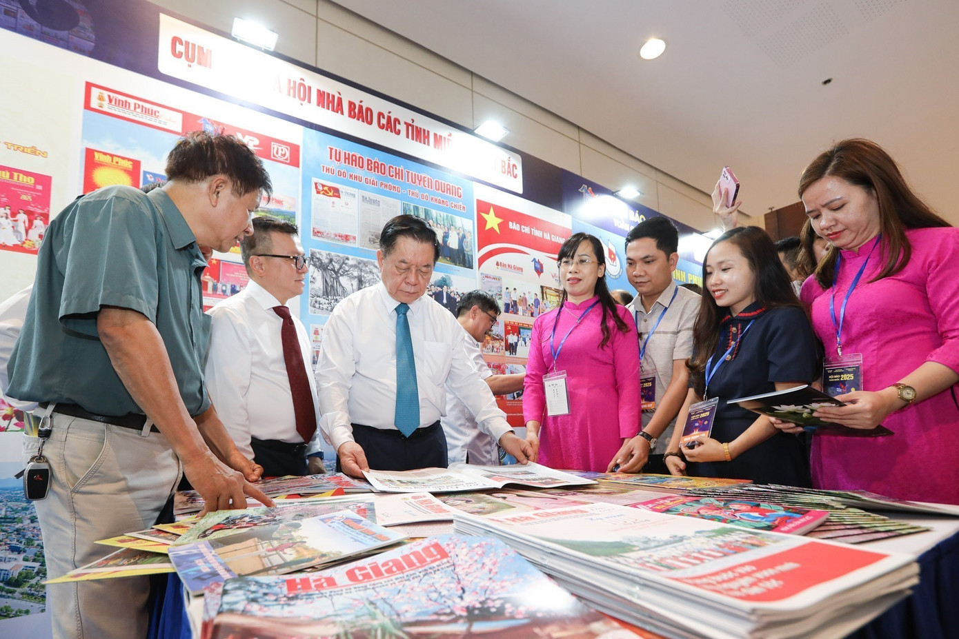 Trưởng ban Tuyên giáo và Dân vận Trung ương Nguyễn Trọng Nghĩa tham quan gian trưng bày báo tại Hội báo toàn quốc 2025