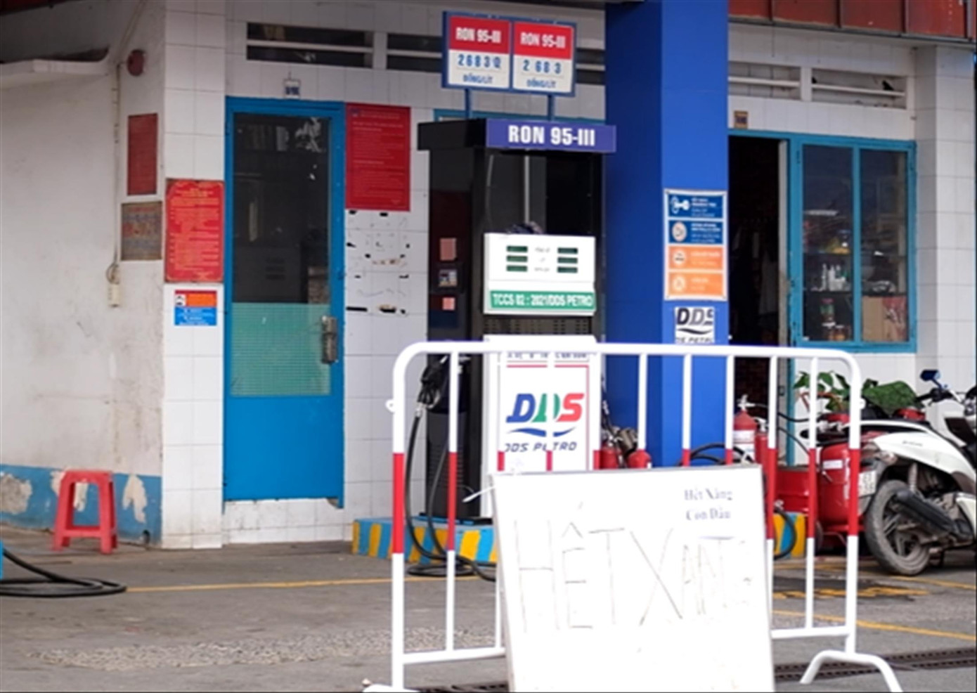 Những ngày qua, nhiều doanh nghiệp bán lẻ xăng dầu treo biển đóng cửa, hết hàng (Ảnh: Nguyễn Bằng).