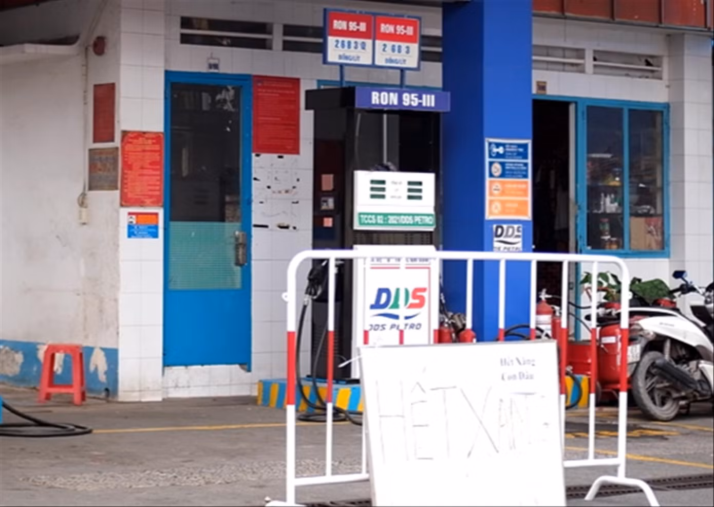 Những ngày qua, nhiều doanh nghiệp bán lẻ xăng dầu treo biển đóng cửa, hết hàng (Ảnh: Nguyễn Bằng).